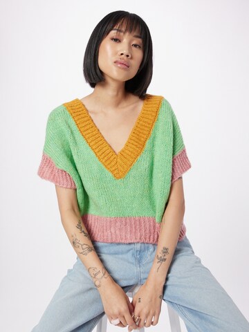 Pull-over Trendyol en vert : devant