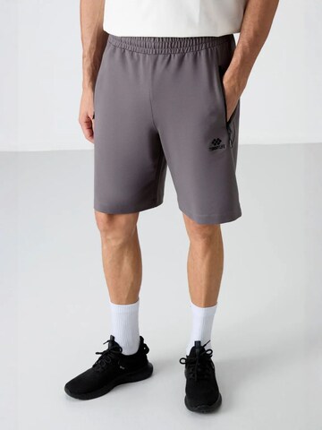 Tommy Life Regular Pants in Grey
