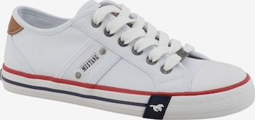 Baskets basses MUSTANG en blanc : devant