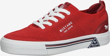 Baskets basses MUSTANG en rouge : devant