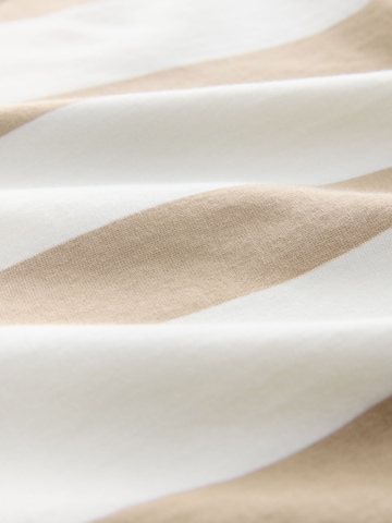 Tricou de la Next pe bej