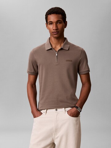 T-Shirt Calvin Klein en marron : devant