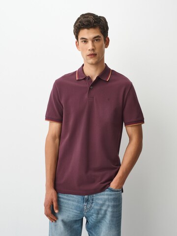 Tricou de la Next pe roșu: față
