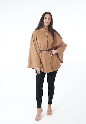 Elara Cape in Beige: front