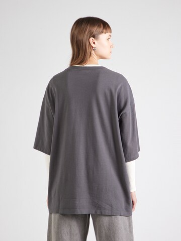 TOPSHOP - Camiseta talla grande 'Stockholm 1972' en gris