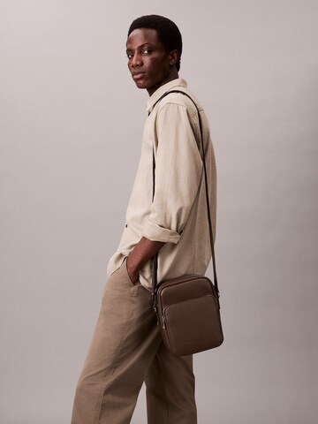 Calvin Klein Schoudertas in Bruin