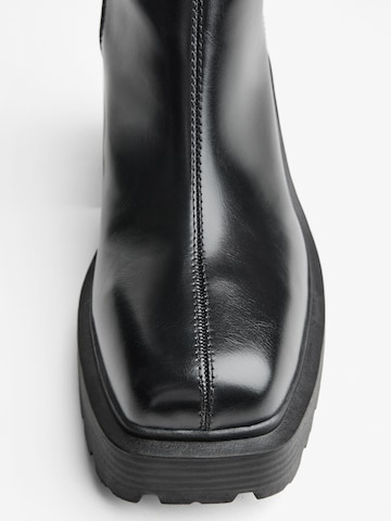 Bershka Stiefel in Schwarz