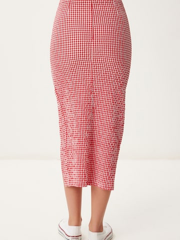 Happiness İstanbul Hame värissä punainen