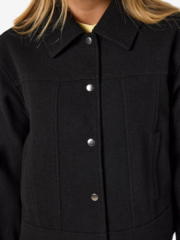 Noisy may Jacke in Schwarz