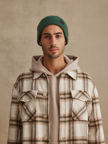 DAN FOX APPAREL Beanie 'Ian' in Green: front