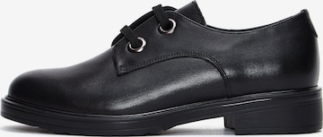 Chaussure à lacets Derimod en noir : devant