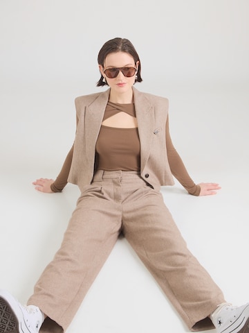 ABOUT YOU Shirt 'Loryn' in Bruin