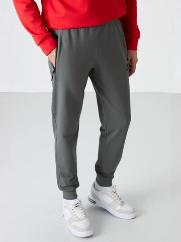 Tapered Pantaloni di Tommy Life in grigio