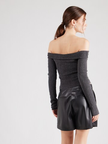 STUDIO SELECT - Camiseta 'Branka' en gris