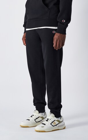 Champion Authentic Athletic Apparel Tapered Byxa i svart: framsida