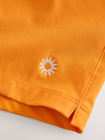 Next - Bermudas 'Motion-Flex' en naranja