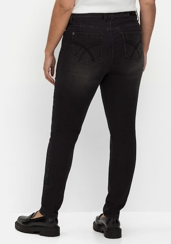 SHEEGO Skinny Jeans in Schwarz