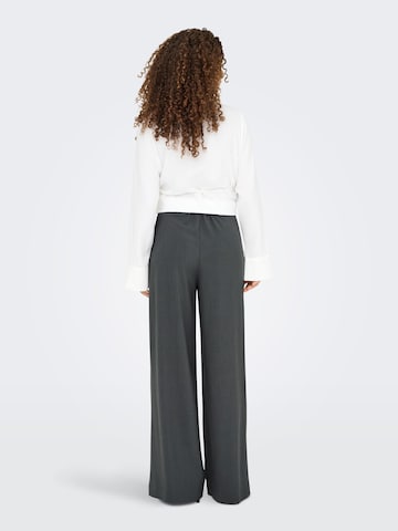 Regular Pantalon à pince 'SVEA' ONLY en gris