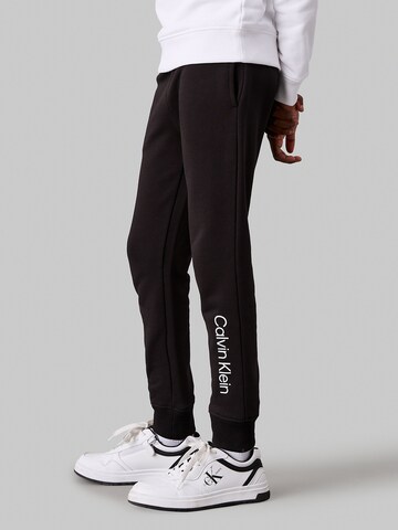 Calvin Klein Jeans - Tapered Calças em preto