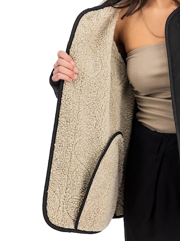 ALPHA INDUSTRIES Демисезонная куртка в Черный