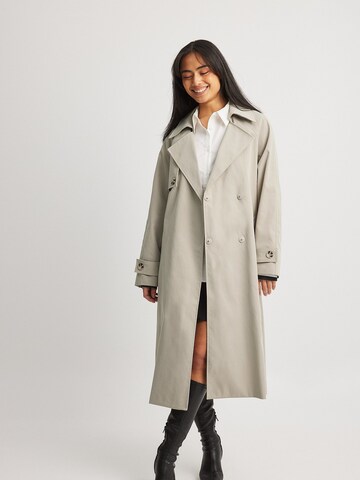 NA-KD Übergangsmantel in Beige: Vorderseite