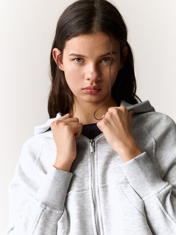 Pull&Bear Sweatjacke in Grau