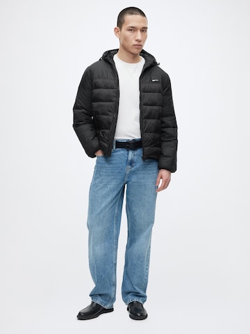 KARL LAGERFELD JEANS Välikausitakki värissä musta