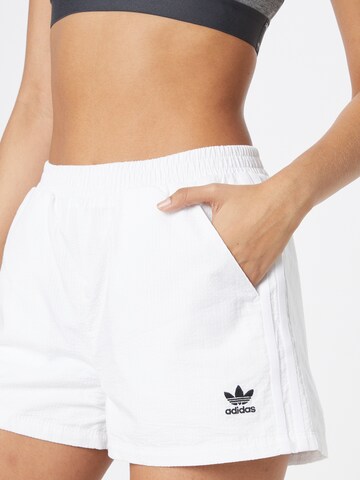 ADIDAS ORIGINALS - Loosefit Calças em branco