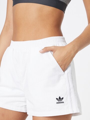 Loosefit Pantaloni di ADIDAS ORIGINALS in bianco