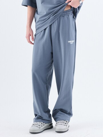 VAMOS CLO Loose fit Trousers in Blue: front