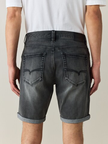 Next Slimfit Shorts 'Motion Flex' in Grau