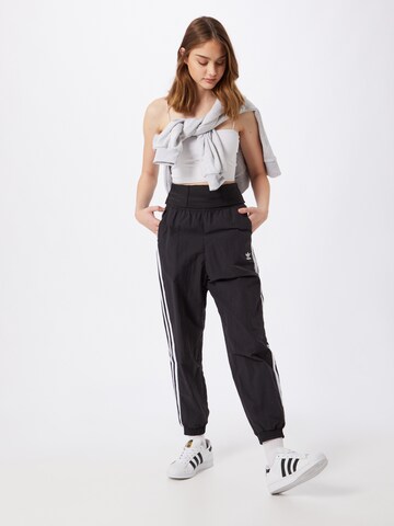 Tapered Pantaloni de la ADIDAS ORIGINALS pe negru