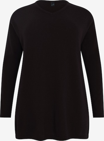 Yoek Sweater in Black: front