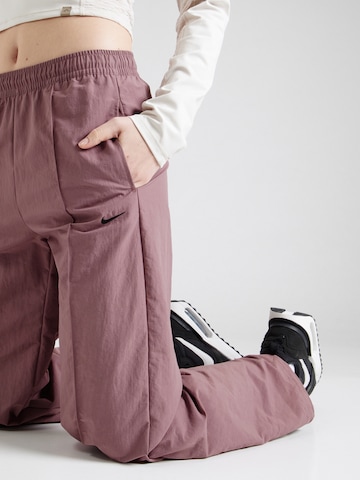 Nike Sportswear Szeroka nogawka Spodnie w kant w kolorze brązowy