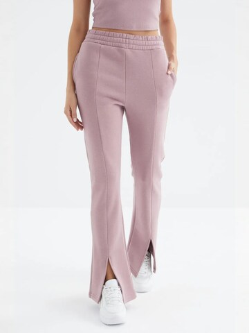 Pantaloni di Tommy Life in lilla: frontale