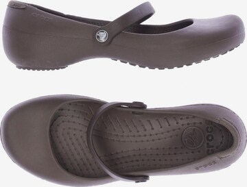 Crocs Flats & Loafers in 35 in Brown: front