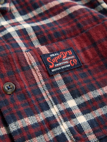 Superdry - Ajuste regular Camisa en rojo