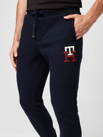 Tapered Pantaloni de la TOMMY HILFIGER pe negru