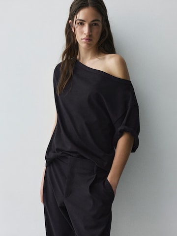Pull&Bear Тениска в черно: отпред