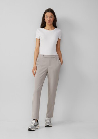 Coupe slim Pantalon QS en gris : devant