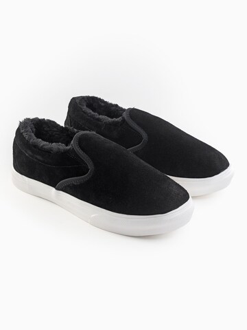 Minnetonka Slip On 'Wilder' in Schwarz