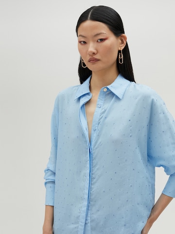 Camicia da donna di Lola Casademunt in blu: frontale