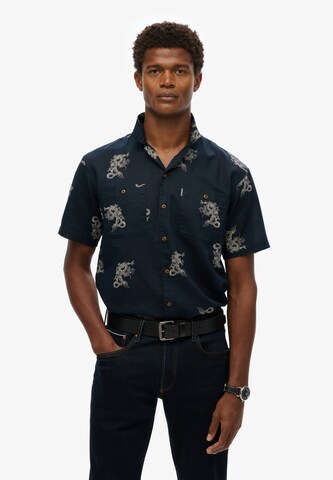Coupe regular Chemise Superdry en bleu : devant