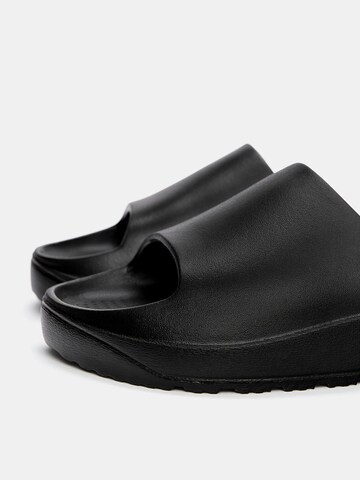 Pull&Bear Šľapky - Čierna