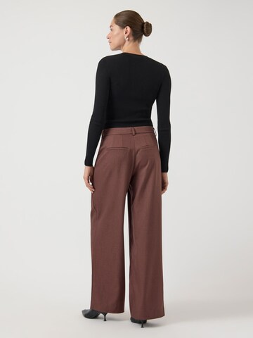 Wide leg Pantaloni con pieghe 'PORTO ' di YAS in rosso