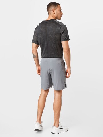 NIKE Regular Sportshorts in Grau