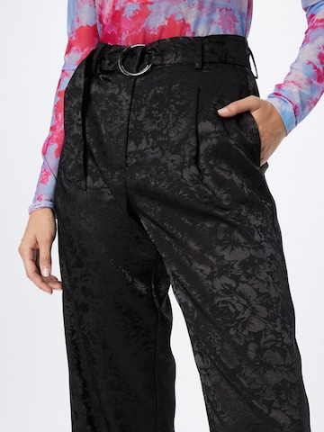 Y.A.S - regular Pantalón plisado 'Retrieve' en negro