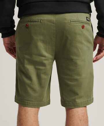 Superdry Regular Shorts in Grün