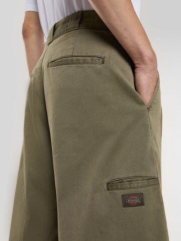 DICKIES Ohlapna forma Hlače na rob 'Unionville' | zelena barva