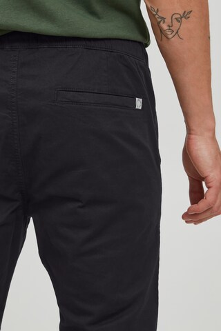 11 Project - Regular Calças chino 'Louis' em preto